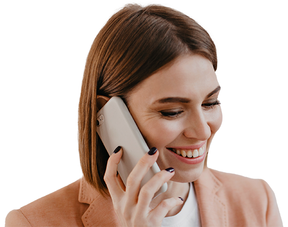 Contact Lynka Customer Service - Friendly support for logistics and transport Smiling woman talking on the phone, representing customer service support